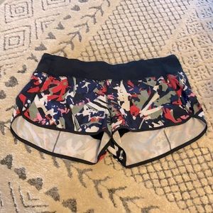 Lululemon Sz 10 Speed Up running short Multi Color